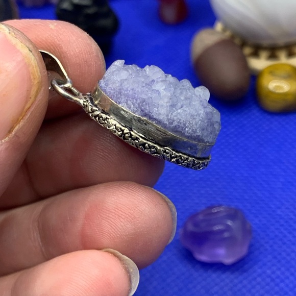 Small Lavender Quartz Crystal Druzy Pendant! .925 Sterling Silver Plated. - Picture 9 of 11